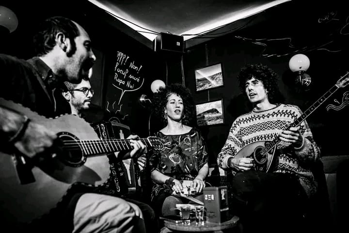 Soirée musicale autour d’une table : chant, guitare et mandoline